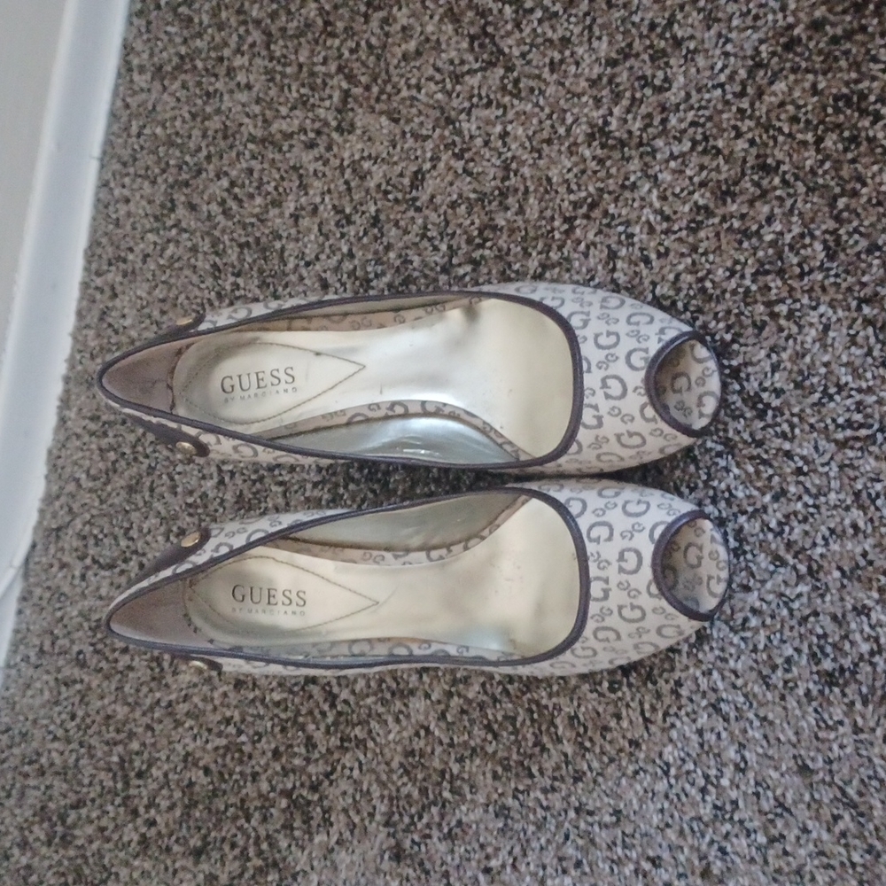 Guess peep toe pumps